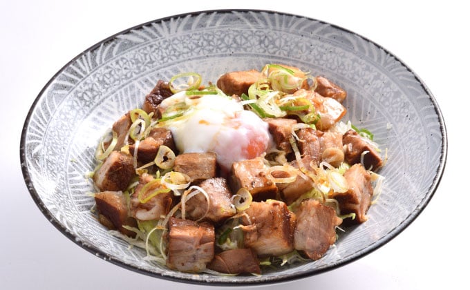 Rice bowl topped with Simmered Pork(With miso soup)
